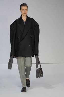 MİLAN, İTALYA 23 Şubat 2022 'de Milan Moda Haftası / Kış 2023' te İtalya 'nın Milano kentinde düzenlenen Calcaterra defilesinde bir model podyumda yürüyor..