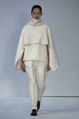 MİLAN, İTALYA 23 Şubat 2022 'de Milan Moda Haftası / Kış 2023' te İtalya 'nın Milano kentinde düzenlenen Calcaterra defilesinde bir model podyumda yürüyor..