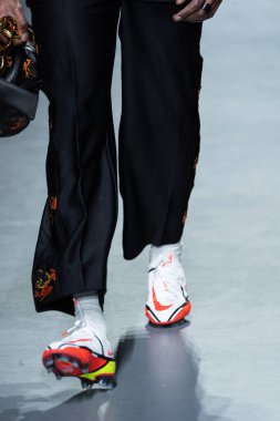 MILAN, ITALY - 26 Şubat 2022 'de Milano Moda Haftası / Kış 2023 sırasında Tokyo James defilesinde bir model yürüyüş pisti.