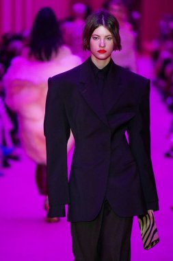 MILAN, ITALY - 25 Şubat 2022 tarihinde Milano Moda Haftası / Kış 2023 'te İtalya' nın Milano kentinde düzenlenen Sportmax defilesinde bir model podyumda yürüyor..