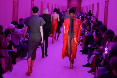 MİLAN, İTALYA - 25 Şubat 2022 'de Milano Moda Haftası / Kış 2023' te İtalya 'nın Milano kentinde düzenlenen Sportmax defilesinde modeller podyum finalinde yürür..