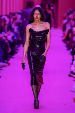 MILAN, ITALY - 25 Şubat 2022 tarihinde Milano Moda Haftası / Kış 2023 'te İtalya' nın Milano kentinde düzenlenen Sportmax defilesinde bir model podyumda yürüyor..