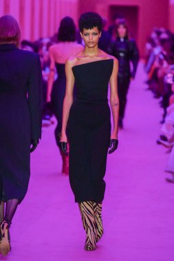 MILAN, ITALY - 25 Şubat 2022 tarihinde Milano Moda Haftası / Kış 2023 'te İtalya' nın Milano kentinde düzenlenen Sportmax defilesinde bir model podyumda yürüyor..