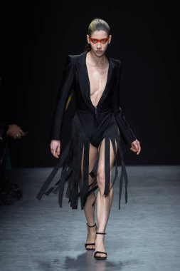 MILAN, ITALY - 26 Şubat 2022 'de Milano Moda Haftası / Kış 2023 sırasında Tokyo James defilesinde bir model yürüyüş pisti.