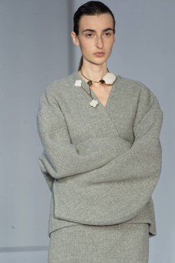 MİLAN, İTALYA 23 Şubat 2022 'de Milan Moda Haftası / Kış 2023' te İtalya 'nın Milano kentinde düzenlenen Calcaterra defilesinde bir model podyumda yürüyor..