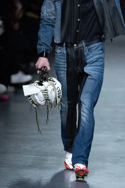 MILAN, ITALY - 26 Şubat 2022 'de Milano Moda Haftası / Kış 2023 sırasında Tokyo James defilesinde bir model yürüyüş pisti.