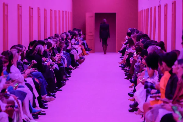 MILAN, ITALY - 25 Şubat 2022 tarihinde Milano Moda Haftası / Kış 2023 'te İtalya' nın Milano kentinde düzenlenen Sportmax defilesinde bir model podyumda yürüyor..