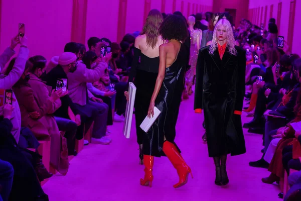 MİLAN, İTALYA - 25 Şubat 2022 'de Milano Moda Haftası / Kış 2023' te İtalya 'nın Milano kentinde düzenlenen Sportmax defilesinde modeller podyum finalinde yürür..