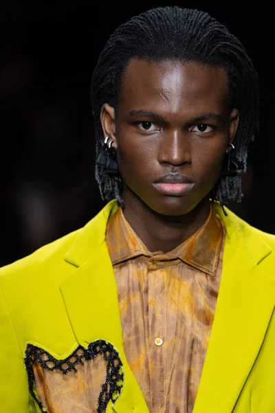 MILAN, ITALY - 26 Şubat 2022 'de Milano Moda Haftası / Kış 2023 sırasında Tokyo James defilesinde bir model yürüyüş pisti.