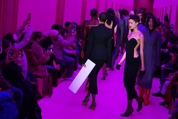 MİLAN, İTALYA - 25 Şubat 2022 'de Milano Moda Haftası / Kış 2023' te İtalya 'nın Milano kentinde düzenlenen Sportmax defilesinde modeller podyum finalinde yürür..