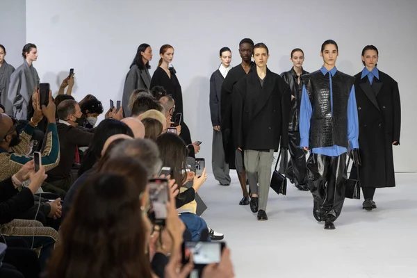 Milan Włochy Luty Modele Wychodzą Finału Pokazie Mody Calcaterra Podczas — Zdjęcie stockowe