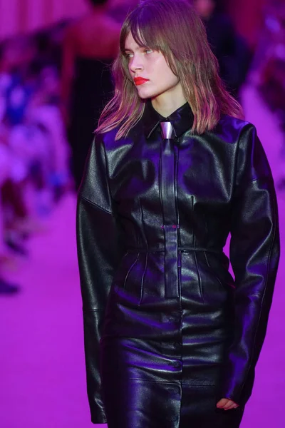 MILAN, ITALY - 25 Şubat 2022 tarihinde Milano Moda Haftası / Kış 2023 'te İtalya' nın Milano kentinde düzenlenen Sportmax defilesinde bir model podyumda yürüyor..