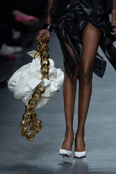 MILAN, ITALY - 26 Şubat 2022 'de Milano Moda Haftası / Kış 2023 sırasında Tokyo James defilesinde bir model yürüyüş pisti.