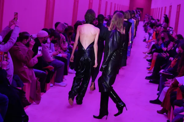 MİLAN, İTALYA - 25 Şubat 2022 'de Milano Moda Haftası / Kış 2023' te İtalya 'nın Milano kentinde düzenlenen Sportmax defilesinde modeller podyum finalinde yürür..