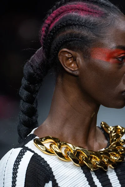 MILAN, ITALY - 26 Şubat 2022 'de Milano Moda Haftası / Kış 2023 sırasında Tokyo James defilesinde bir model yürüyüş pisti.