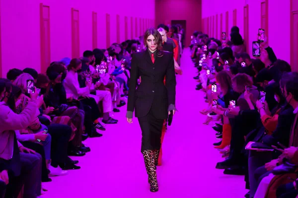 MİLAN, İTALYA - 25 Şubat 2022 'de Milano Moda Haftası / Kış 2023' te İtalya 'nın Milano kentinde düzenlenen Sportmax defilesinde modeller podyum finalinde yürür..