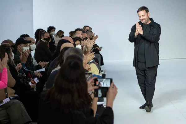 Mailand Italien Februar Modedesigner Daniele Calcaterra Würdigt Den Applaus Des — Stockfoto