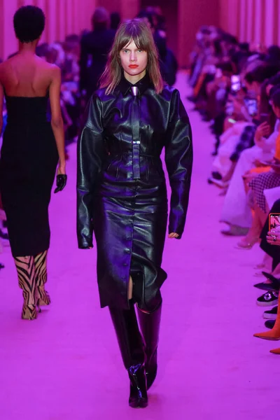 MILAN, ITALY - 25 Şubat 2022 tarihinde Milano Moda Haftası / Kış 2023 'te İtalya' nın Milano kentinde düzenlenen Sportmax defilesinde bir model podyumda yürüyor..