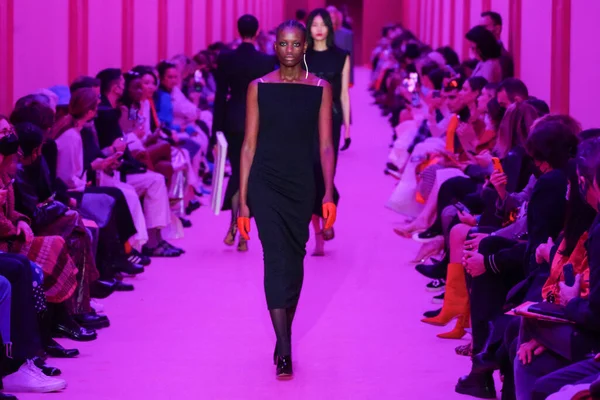 MILAN, ITALY - 25 Şubat 2022 tarihinde Milano Moda Haftası / Kış 2023 'te İtalya' nın Milano kentinde düzenlenen Sportmax defilesinde bir model podyumda yürüyor..