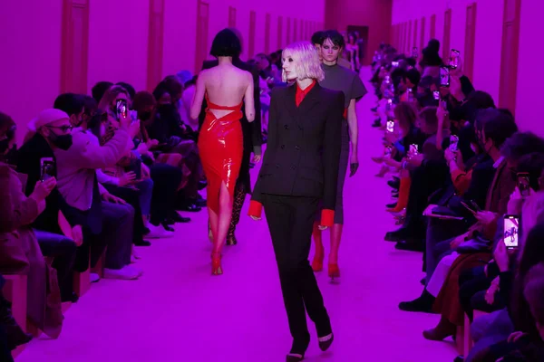 MİLAN, İTALYA - 25 Şubat 2022 'de Milano Moda Haftası / Kış 2023' te İtalya 'nın Milano kentinde düzenlenen Sportmax defilesinde modeller podyum finalinde yürür..