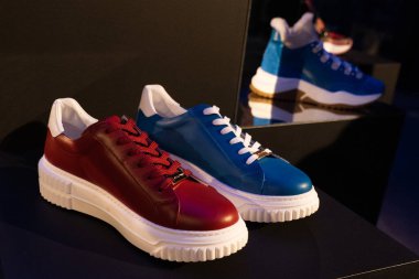 MILAN, İtalya - 23 Şubat 2022 'de Milan Moda Haftası / Kış 2023' te İtalya 'nın Milano kentinde Arthur Arbesser ve Baldinini moda sunumu.