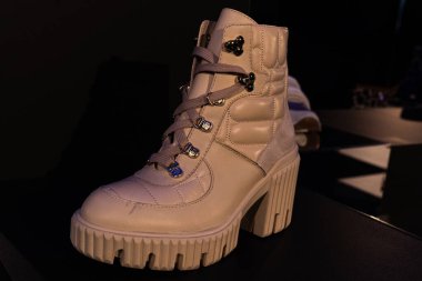 MILAN, İtalya - 23 Şubat 2022 'de Milan Moda Haftası / Kış 2023' te İtalya 'nın Milano kentinde Arthur Arbesser ve Baldinini moda sunumu.