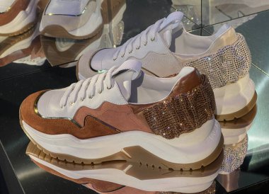 MILAN, İtalya - 23 Şubat 2022 'de Milan Moda Haftası / Kış 2023' te İtalya 'nın Milano kentinde Arthur Arbesser ve Baldinini moda sunumu.