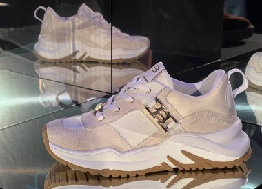 MILAN, İtalya - 23 Şubat 2022 'de Milan Moda Haftası / Kış 2023' te İtalya 'nın Milano kentinde Arthur Arbesser ve Baldinini moda sunumu.