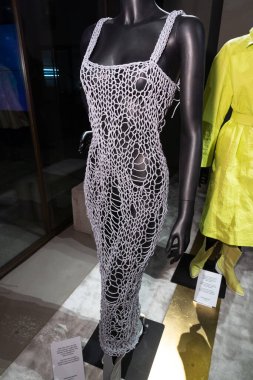 MILAN, ITALY - 26 Şubat 2022 'de Milano Moda Haftası' nda Cristiano Burani Moda Sunumunda mankenler.