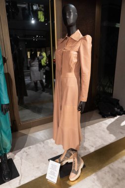 MILAN, ITALY - 26 Şubat 2022 'de Milano Moda Haftası' nda Cristiano Burani Moda Sunumunda mankenler.