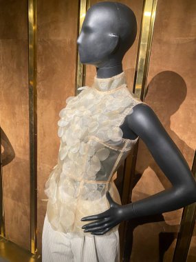 MILAN, ITALY - 26 Şubat 2022 'de Milano Moda Haftası' nda Cristiano Burani Moda Sunumunda mankenler.