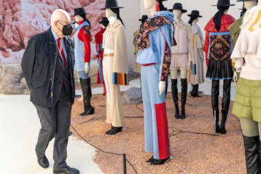 MILAN, İtalya - 23 Şubat 2022 tarihinde Milan Moda Haftası / Kış 2023 'te İtalya' nın Milano kentinde düzenlenen SARAWONG moda sunumunu ziyaret eden Mario Boselli.