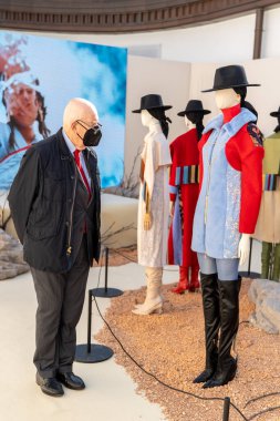 MILAN, İtalya - 23 Şubat 2022 tarihinde Milan Moda Haftası / Kış 2023 'te İtalya' nın Milano kentinde düzenlenen SARAWONG moda sunumunu ziyaret eden Mario Boselli.