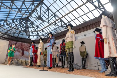 MILAN, ITALY - 23 Şubat 2022 'de Milan Moda Haftası / Kış 2023' te İtalya 'nın Milano kentinde düzenlenen SARAWONG moda sunumunda mankenler.