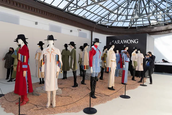 Milán Italia Febrero Maniquíes Presentación Moda Sarawong Durante Semana Moda — Foto de Stock