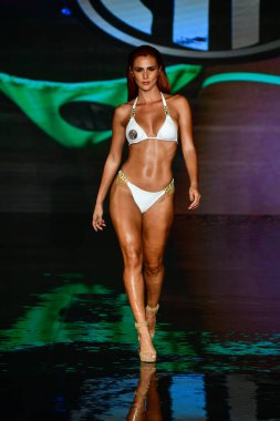 MIAMI BEACH, FLORIDA - 08 Temmuz 2021 'de Miami Beach, Florida' da düzenlenen Miami Yüzme Haftası 'nda bir model podyumda yürüyor..