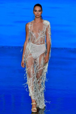 MIAMI BEACH, FLORIDA - 08 Temmuz 2021 'de Miami Beach, Florida' da düzenlenen Miami Yüzme Haftası 'nda bir model podyumda yürüyor..