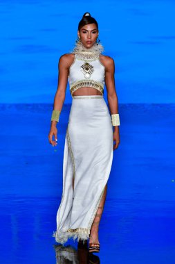 MIAMI BEACH, FLORIDA - 08 Temmuz 2021 'de Miami Beach, Florida' da düzenlenen Miami Yüzme Haftası 'nda bir model podyumda yürüyor..