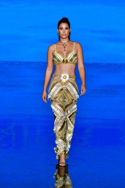 MIAMI BEACH, FLORIDA - 08 Temmuz 2021 'de Miami Beach, Florida' da düzenlenen Miami Yüzme Haftası 'nda bir model podyumda yürüyor..