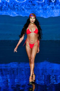 MIAMI BEACH, FLORIDA - 08 Temmuz 2021 'de Miami Beach, Florida' da düzenlenen Kino Yüzme Gösterisinde bir model podyumda yürüyor..