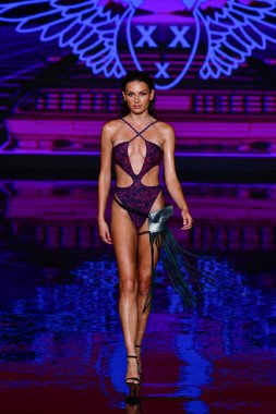 MIAMI BEACH, FLORIDA - 08 Temmuz 2021 'de Miami Beach, Florida' da düzenlenen Miami Yüzme Haftası 'nda bir model podyumda yürüyor..