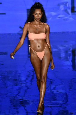 MIAMI BEACH, FLORIDA - 09 Temmuz 2021 'de Miami Yüzme Haftası sırasında Miami Beach, Florida' da bir model podyumda yürüyor..
