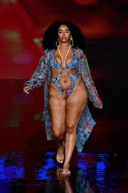 MIAMI BEACH, FLORIDA - 08 Temmuz 2021 'de Miami Beach, Florida' da düzenlenen Keva J Yüzme Gösterisinde bir model podyumda yürüyor..