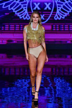 MIAMI BEACH, FLORIDA - 08 Temmuz 2021 'de Miami Beach, Florida' da düzenlenen Miami Yüzme Haftası 'nda bir model podyumda yürüyor..