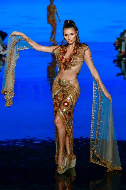 MIAMI BEACH, FLORIDA - 08 Temmuz 2021 'de Miami Beach, Florida' da düzenlenen Miami Yüzme Haftası 'nda bir model podyumda yürüyor..