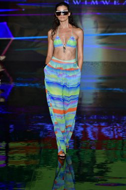 MIAMI BEACH, FLORIDA - 09 Temmuz 2021 'de Miami Beach, Florida' da bir model, Miami Swimwear Show 'da, Art Hearts tarafından desteklenen yüzme haftasında podyumda yürüyor..