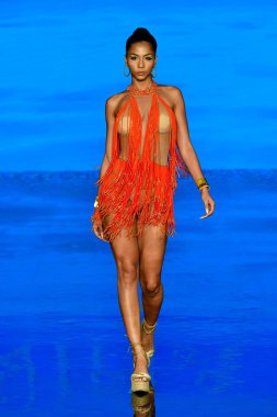 MIAMI BEACH, FLORIDA - 08 Temmuz 2021 'de Miami Beach, Florida' da düzenlenen Miami Yüzme Haftası 'nda bir model podyumda yürüyor..