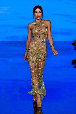 MIAMI BEACH, FLORIDA - 08 Temmuz 2021 'de Miami Beach, Florida' da düzenlenen Miami Yüzme Haftası 'nda bir model podyumda yürüyor..