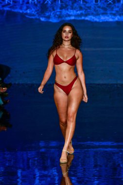 MIAMI BEACH, FLORIDA - 08 Temmuz 2021 'de Miami Beach, Florida' da düzenlenen Kino Yüzme Gösterisinde bir model podyumda yürüyor..
