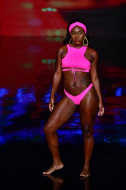 MIAMI BEACH, FLORIDA - 08 Temmuz 2021 'de Miami Beach, Florida' da düzenlenen Keva J Yüzme Gösterisinde bir model podyumda yürüyor..